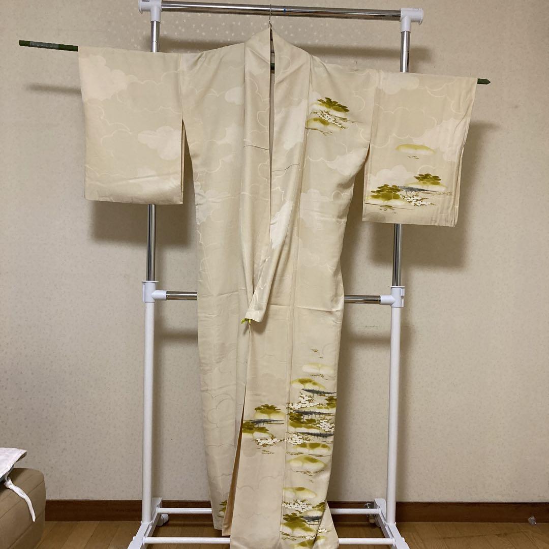 クリーム色の山と雲の着物