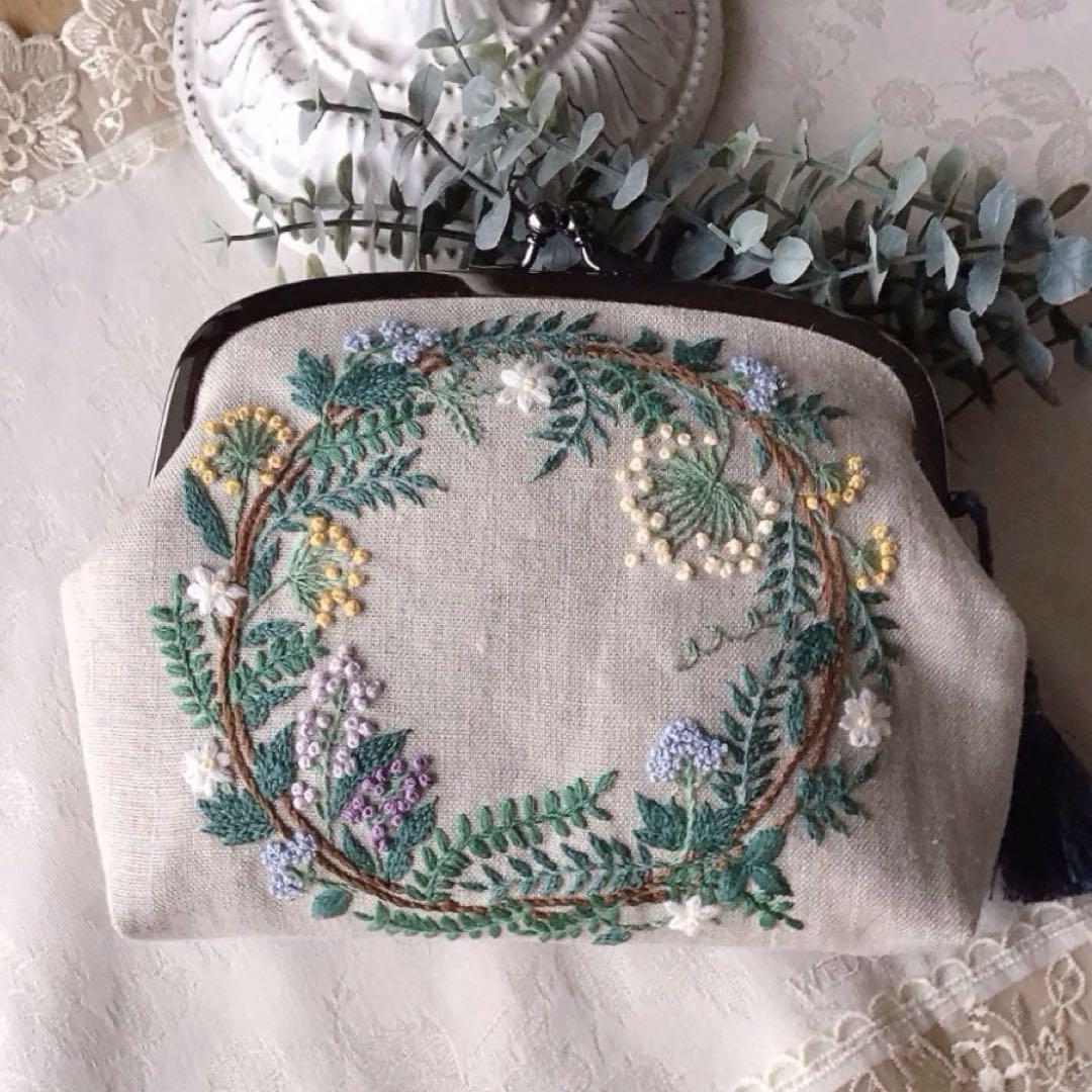 春のリースのがま口ポーチ　モリス　手刺繍　ハンドメイド