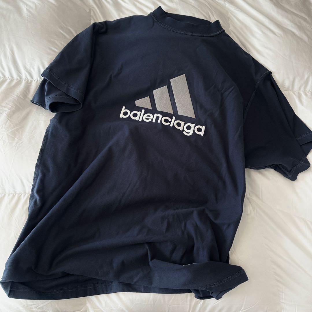 || レア || BALENCIAGA & ADIDAS >> ロゴTシャツ 今日特価】Balenciaga & Adidas コラボ 刺繍ロゴ T シャツ