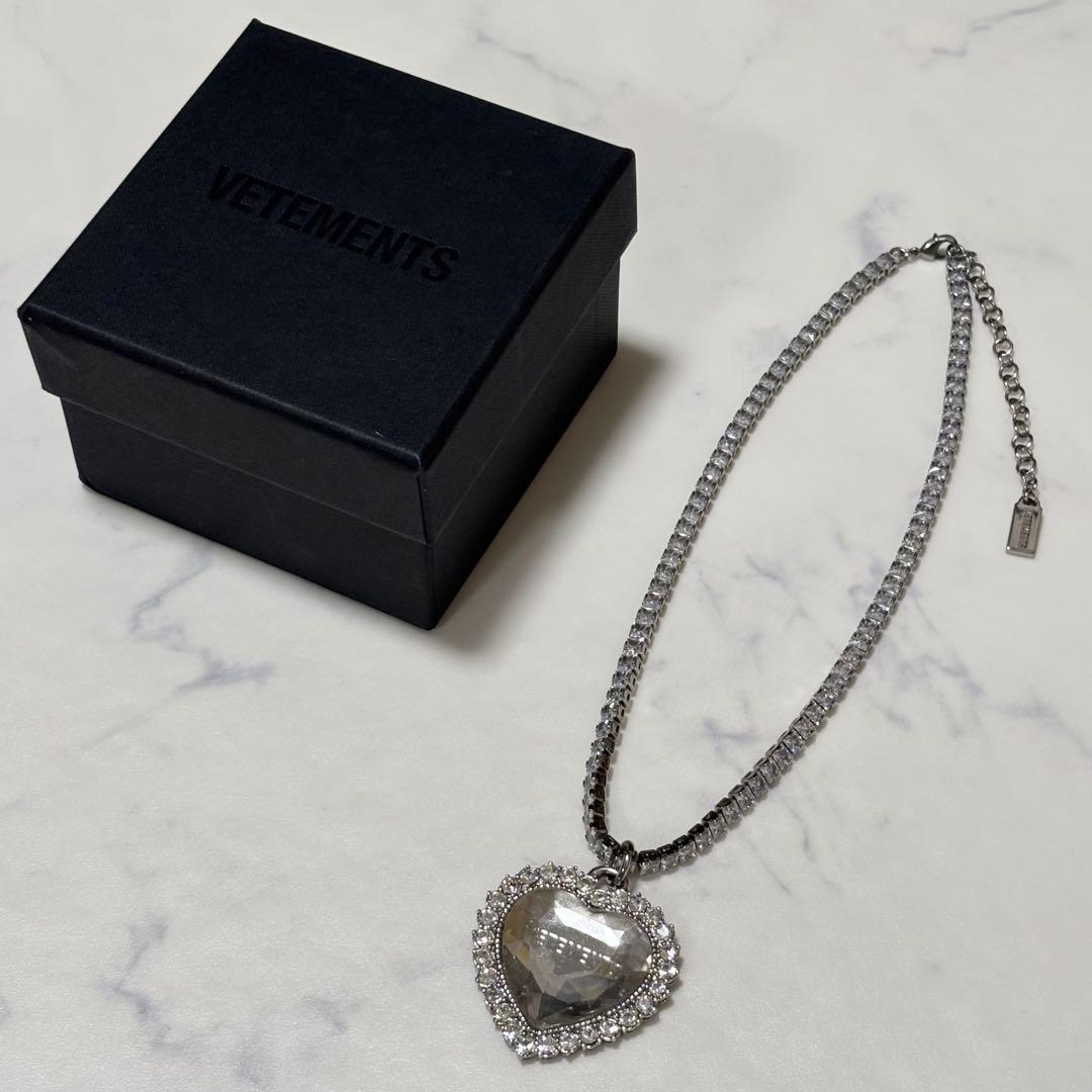 アクセサリー VETEMENTS CRYSTAL HEART NECKLACE CLEAR