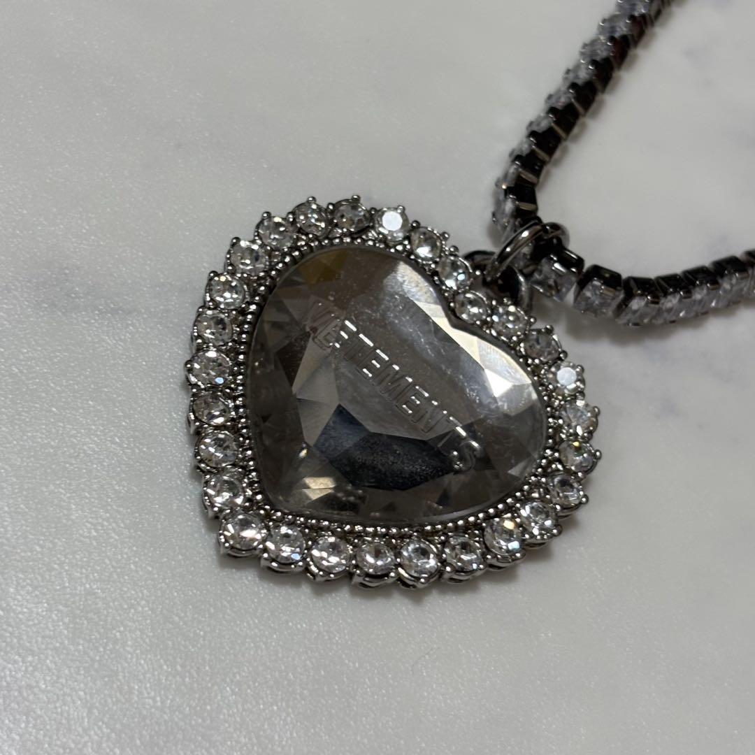 アクセサリー VETEMENTS CRYSTAL HEART NECKLACE CLEAR