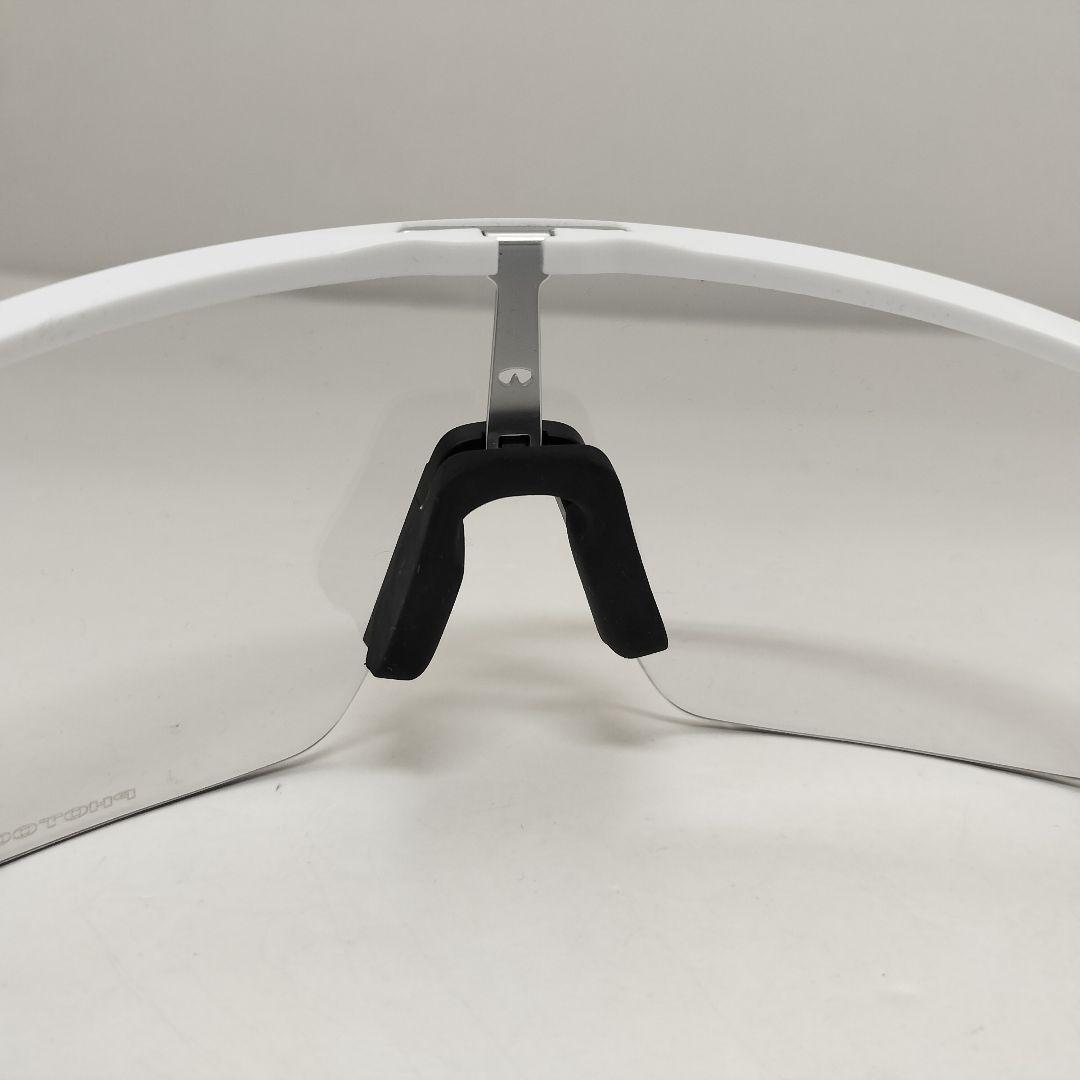 OAKLEY 未使用 OO9463A-1939 調光レンズ サングラス スートロ