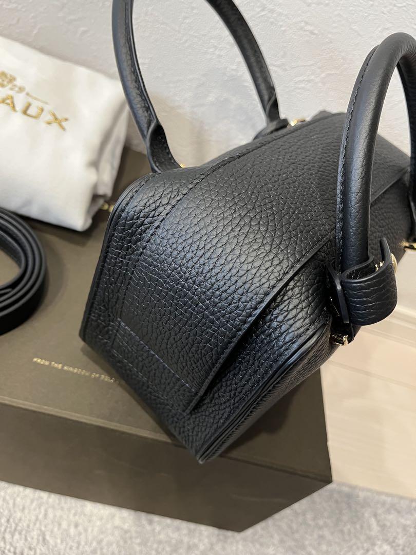 ★ DELVAUX
