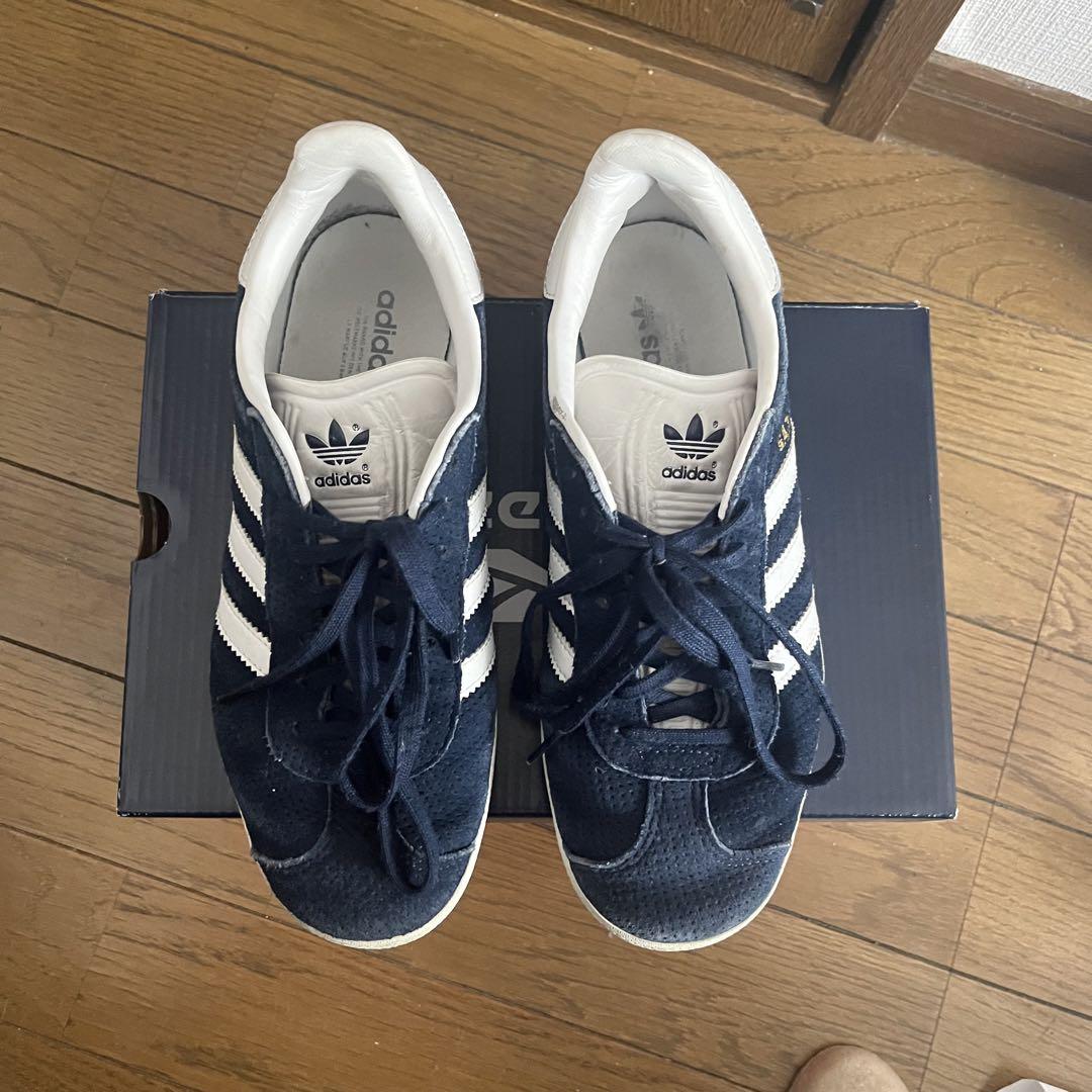 adidas gazelle ネイビー　ホワイト