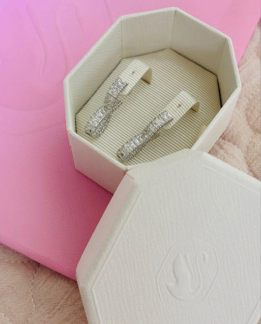 【新品 未使用】Swarovski Hyperbolaフープピアス