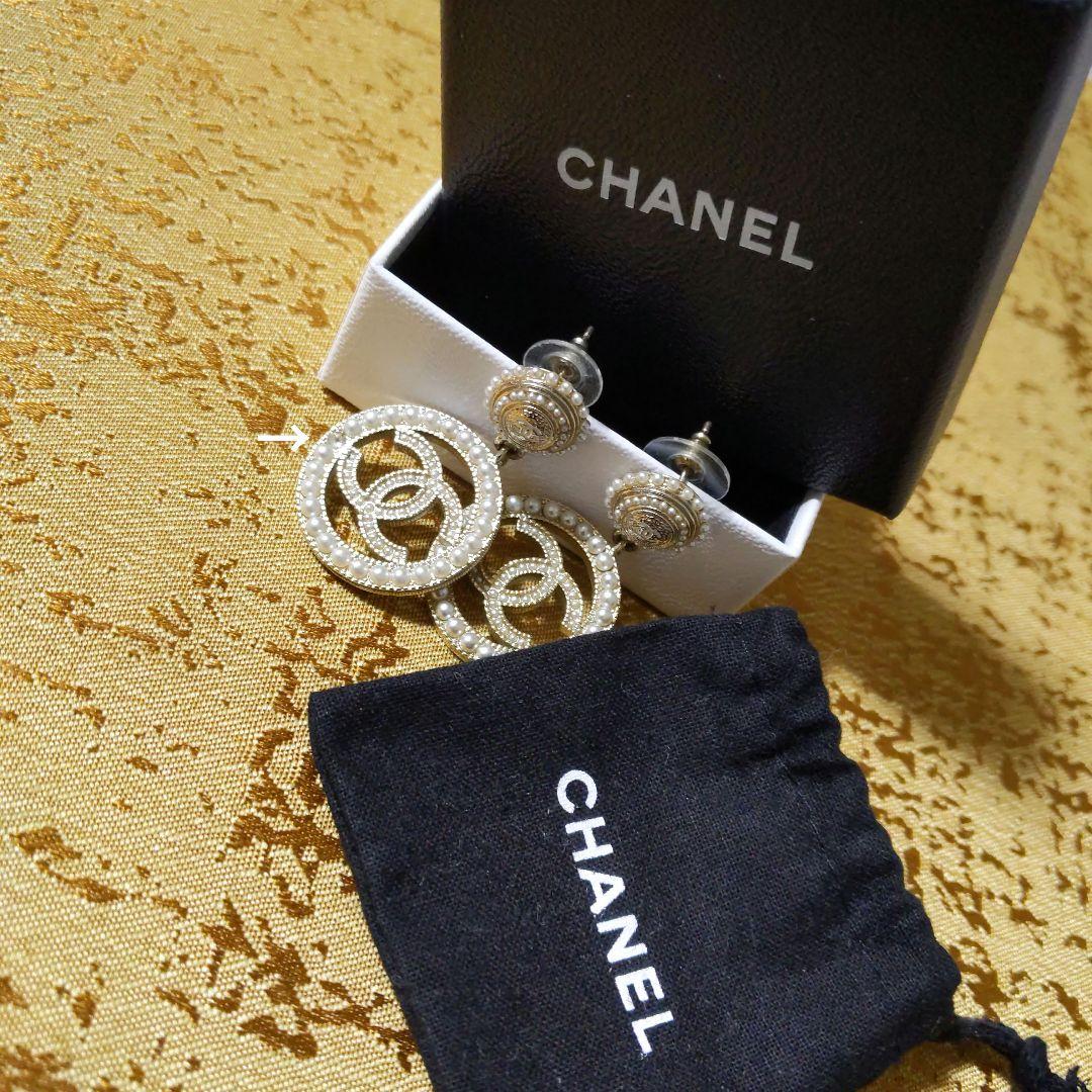 【コンパクト！】CHANEL ピアス ゴールド ロゴ パール 大人気【CHANEL】 CCロゴ パール & ストラス ピアス (CHANEL