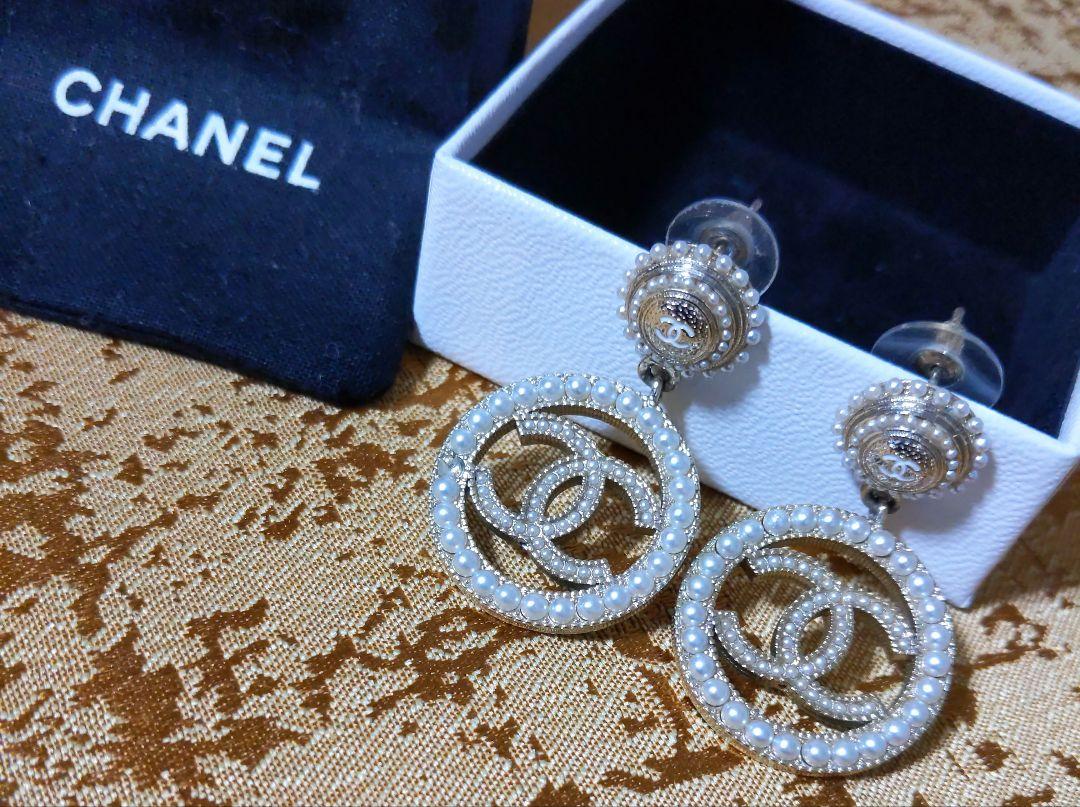 CHANEL ロゴ ピアス ゴールド×パール - メルカリ