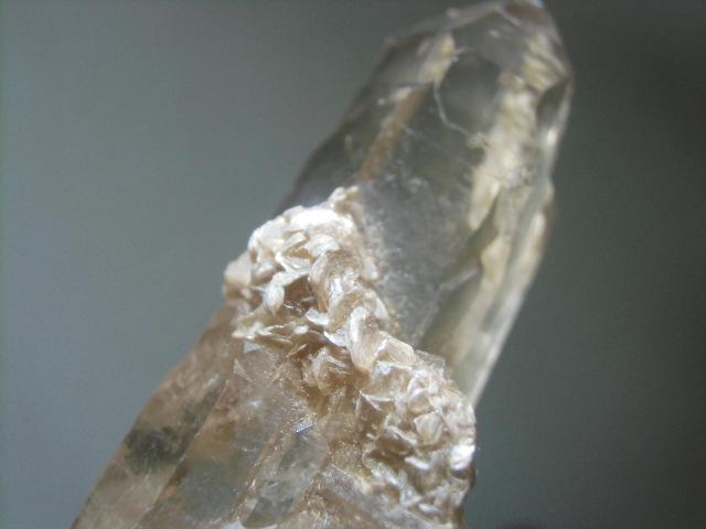 雲母つき スモーキークォーツ 原石 貫入水晶 セルフヒールド マスタークリスタル