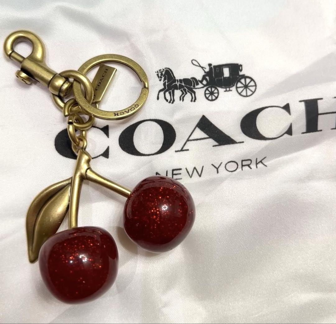 新品　コーチCOACH　さくらんぼモチーフのキーホルダー　オシャレ