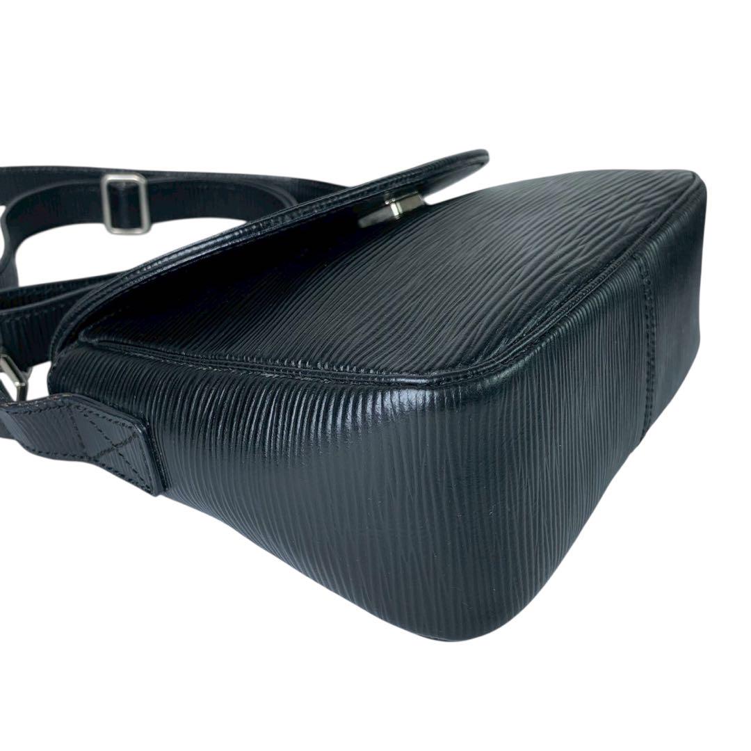 極美品⭐️FENDI フェンディ ショルダーバッグ FF金具 エピレザー 黒