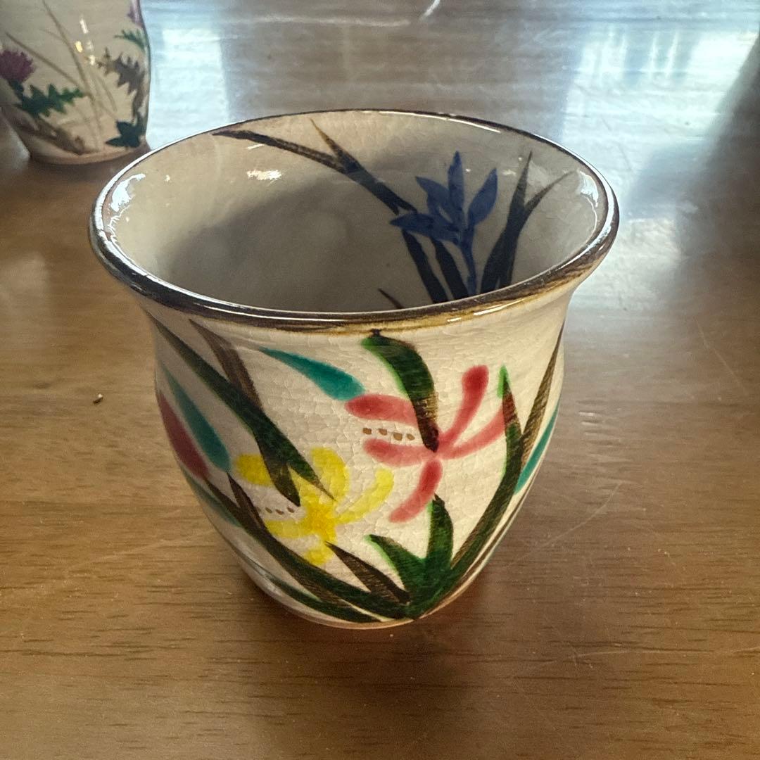 陶器製 湯飲み 青い花 紫の花 多色目立った傷や汚れなし