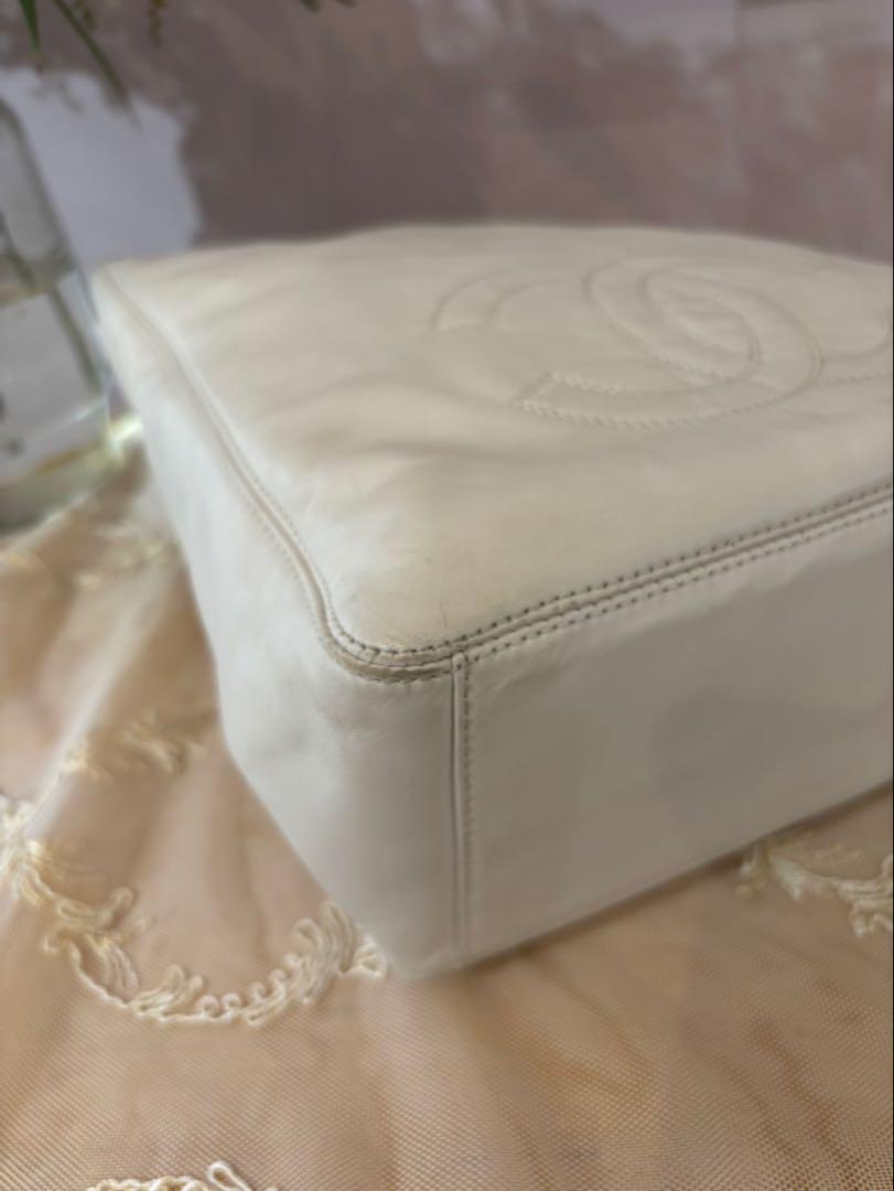 CHANEL ホワイトレザーハンドバッグ