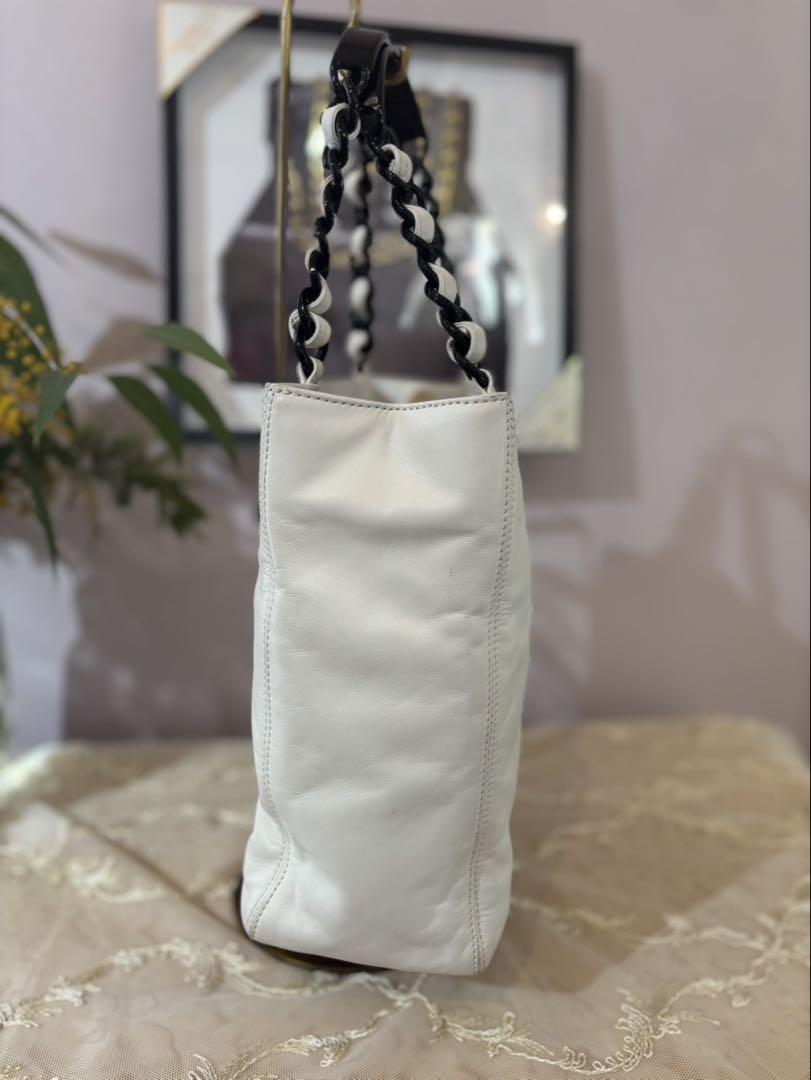CHANEL ホワイトレザーハンドバッグ
