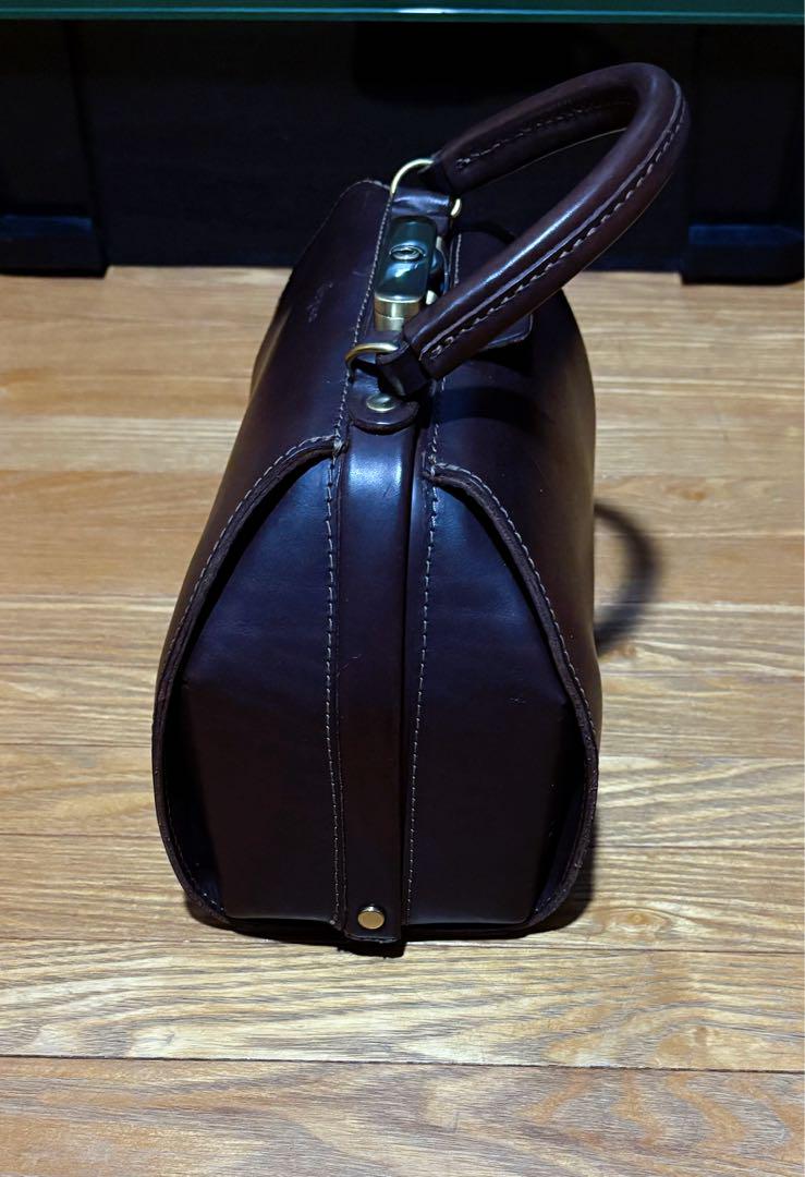 organ ダークブラウン レザー 口枠 ハンドバッグ ショルダー　herz 見た目以上に荷物が入るガマ口式の本革ショルダーバッグ「革鞄の