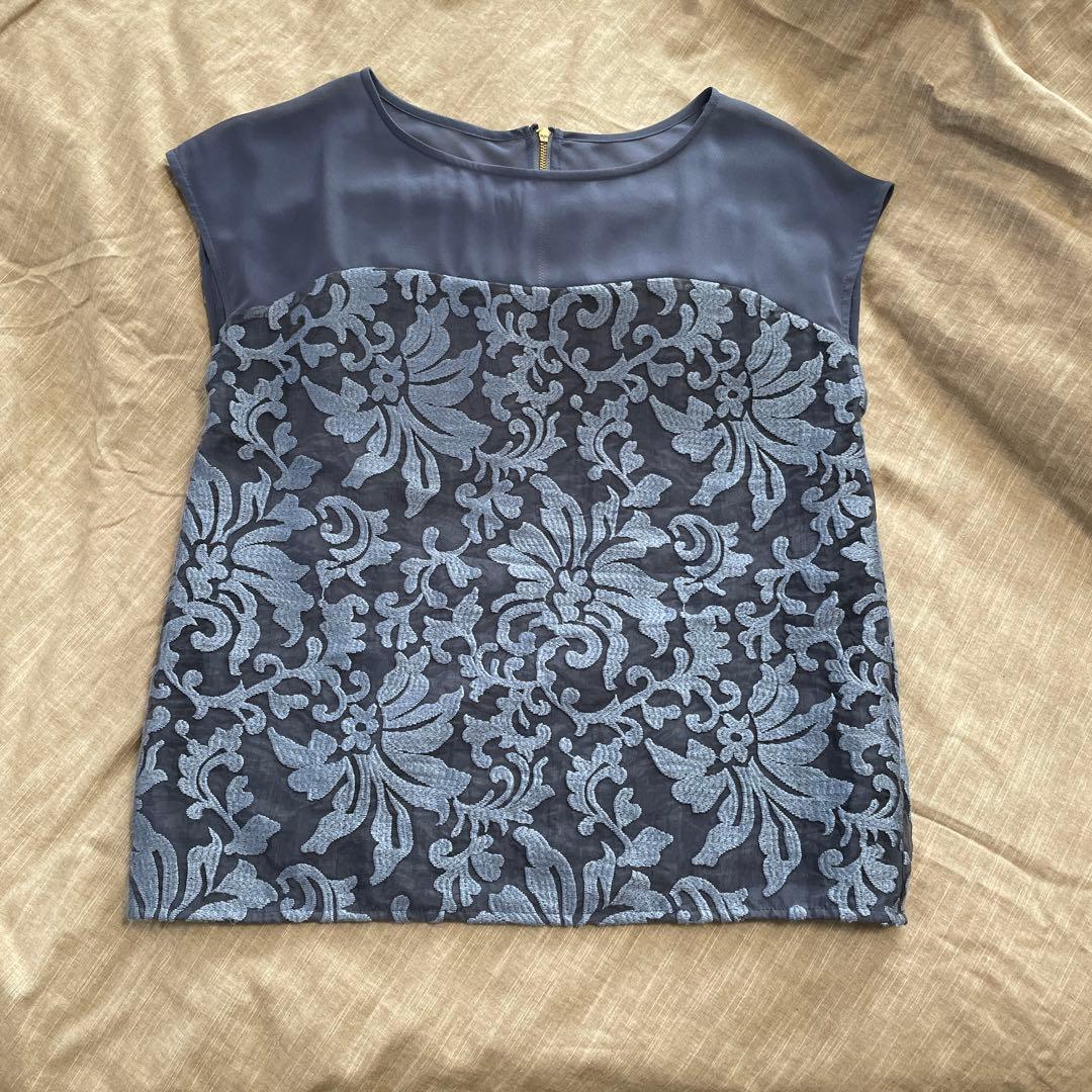 シアー刺繍ブルーグレートップス