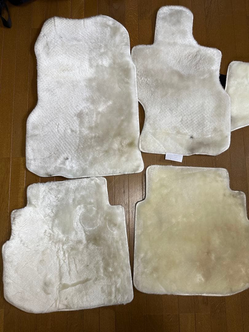 Y50フーガ　ホワイトファーフロアマット