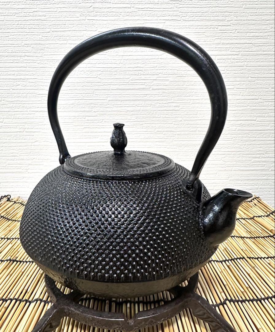 ＵＳＥＤ、美品　南部秀山 佐藤 勝弘作　１５型アラレ　鉄瓶　南部鉄瓶　南部鉄器