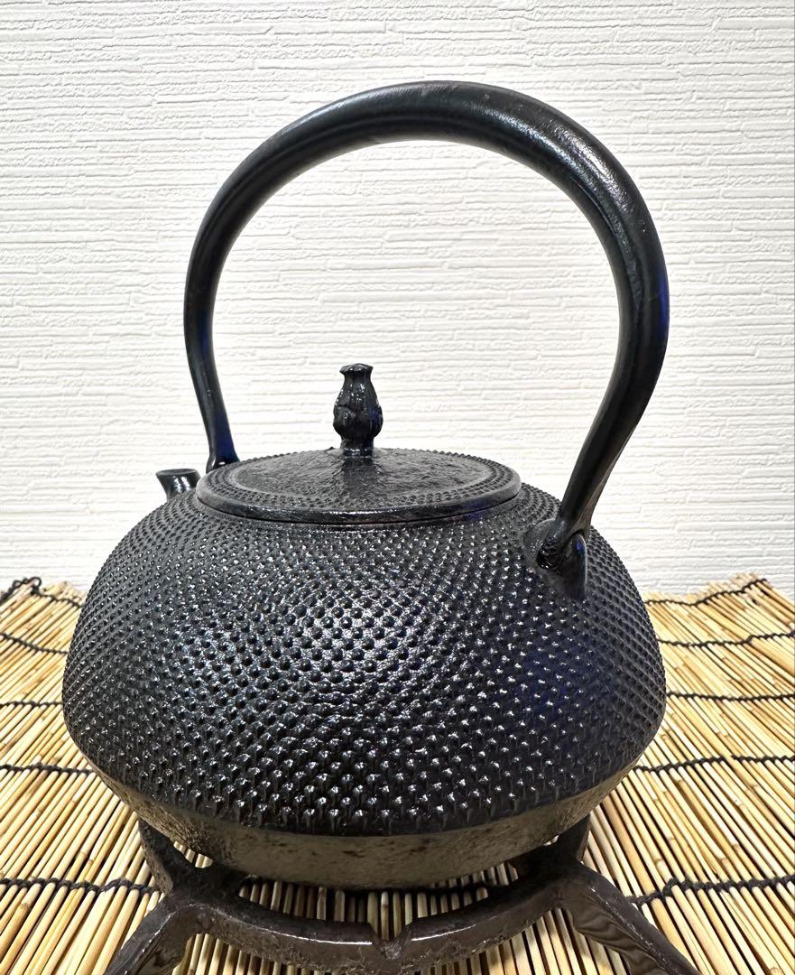 ＵＳＥＤ、美品　南部秀山 佐藤 勝弘作　１５型アラレ　鉄瓶　南部鉄瓶　南部鉄器