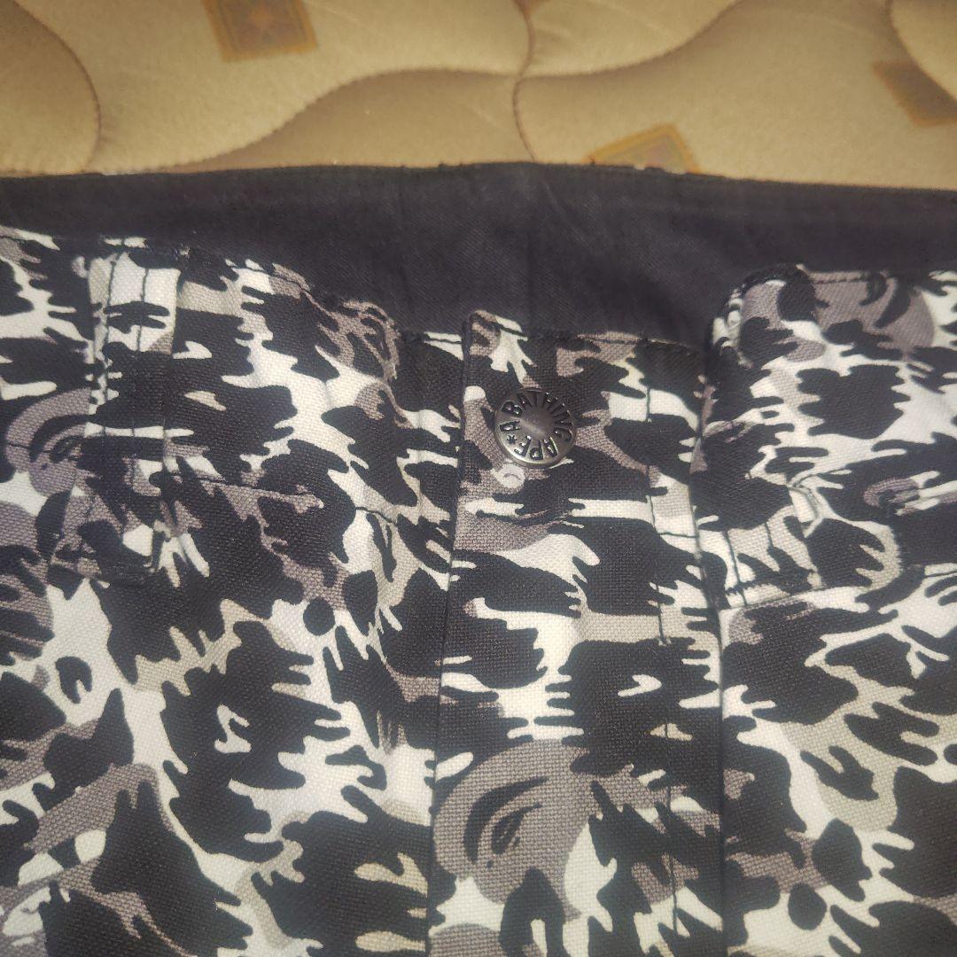 アベイシングエイプ黒と白ヒョウ柄迷彩 ショートパンツ