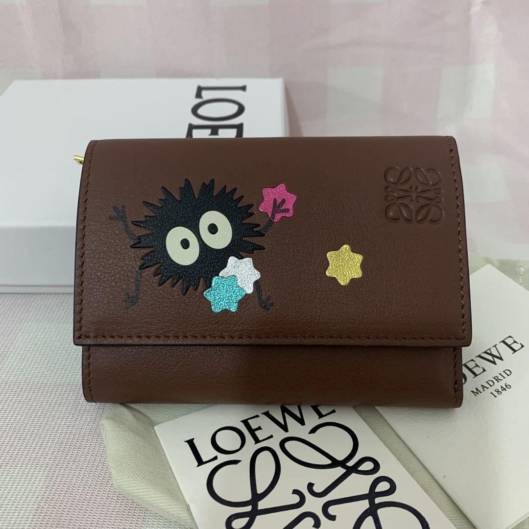 超激安 ロエベ ジブリコラボ 極美品 ブラウンレザー スモール三つ折り財布 小物