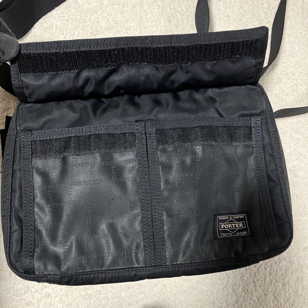 PORTER ポーター 黒のダブルジッパー付きバッグ
