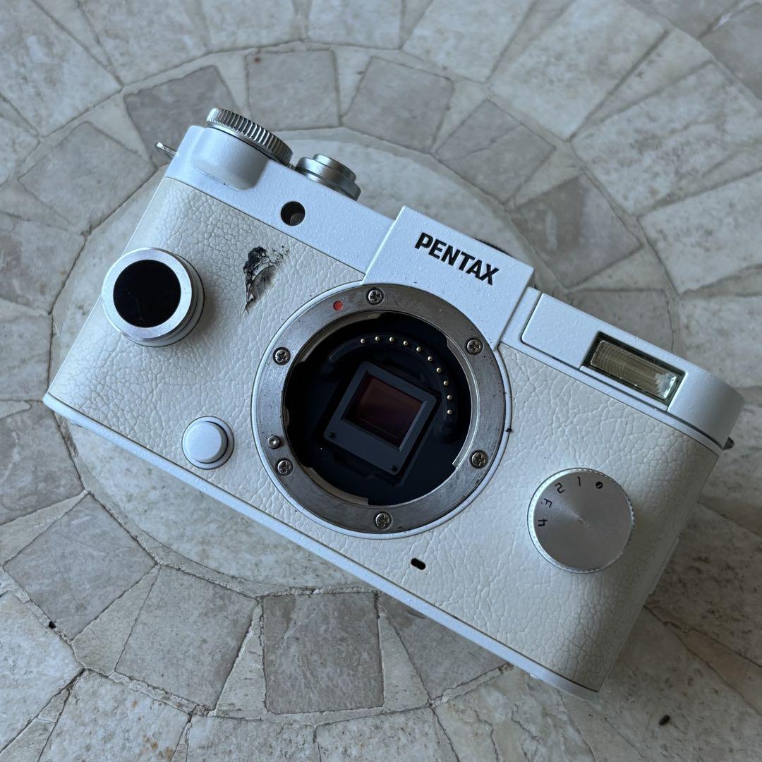 PENTAX Q10 ホワイト　レンズ2本(5-15mm、15-45mm)付き
