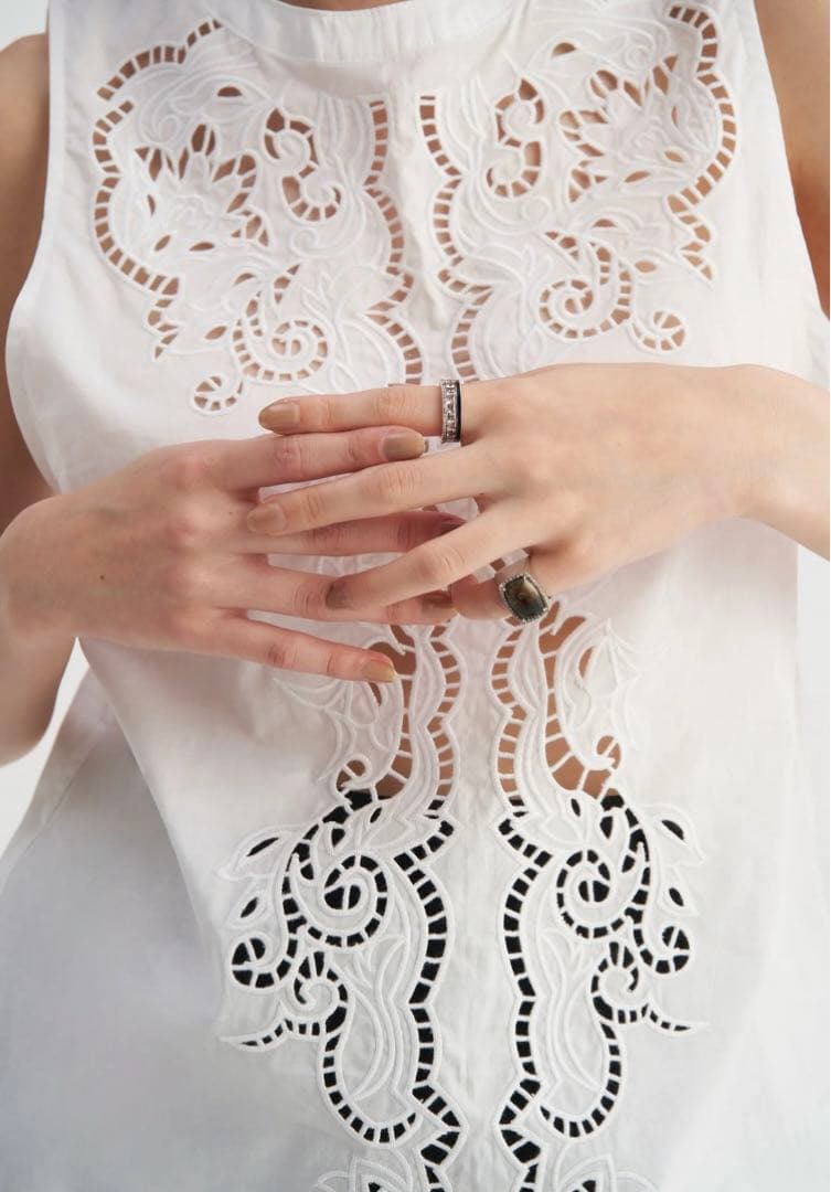 venica Scallop embroidery blouse