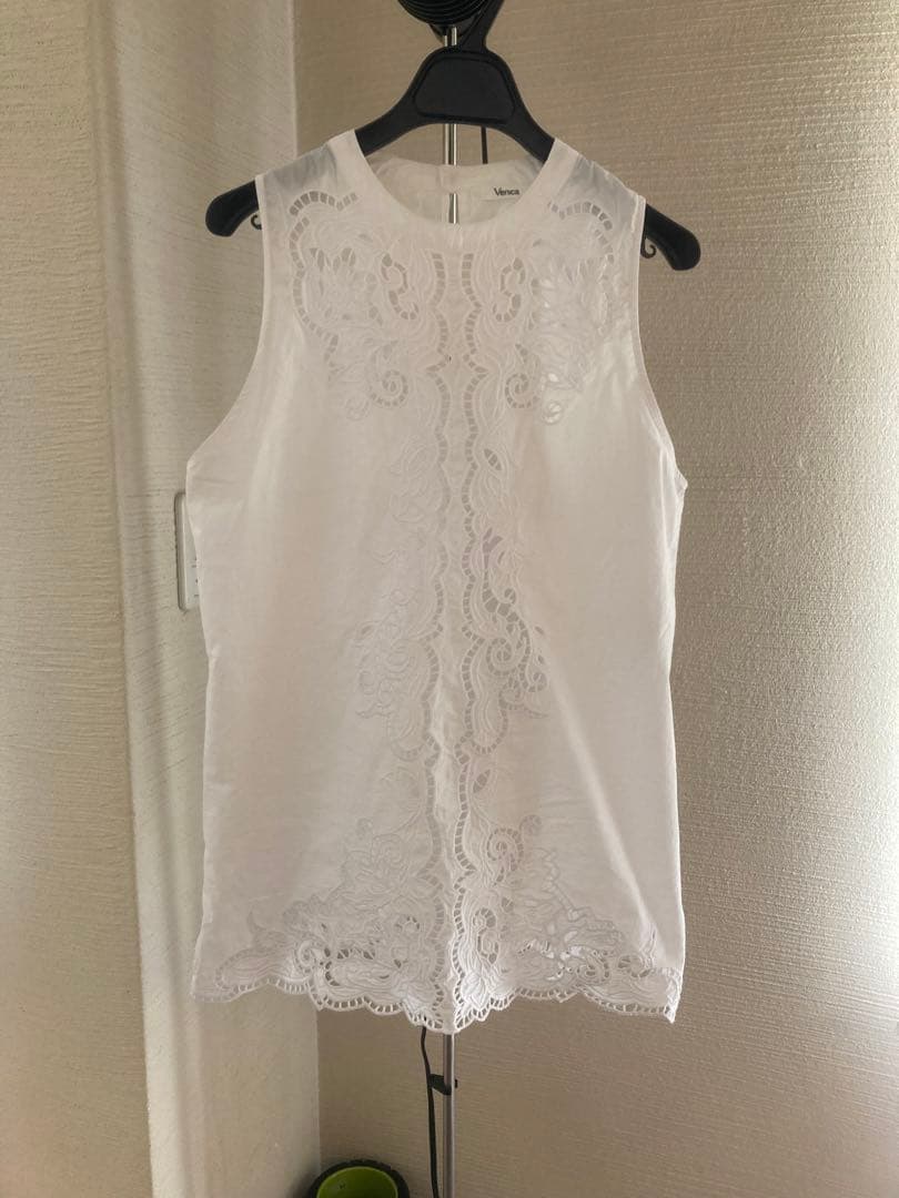 venica Scallop embroidery blouse