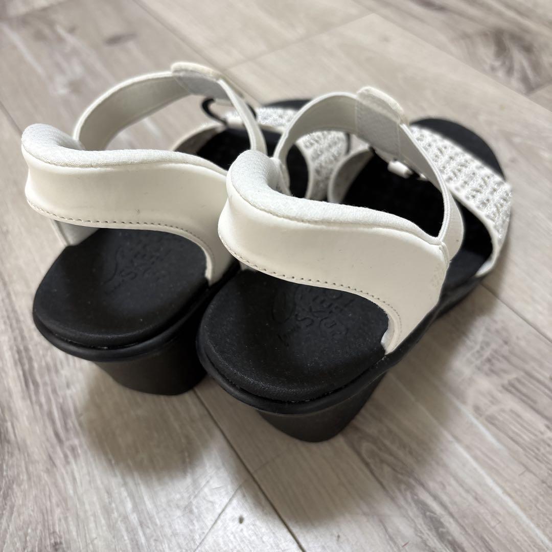 新品❣️未使用❣️スケッチャーズホワイト レース装飾ウェッジサンダル 新品❣️未使用❣️スケッチャーズホワイト レース装飾ウェッジ