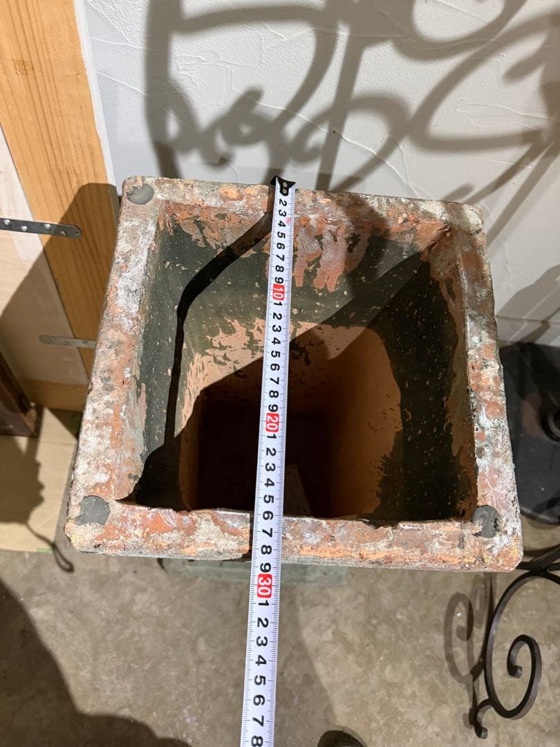 装飾が素敵な大きなアンティーク風プランター目立った傷や汚れなし