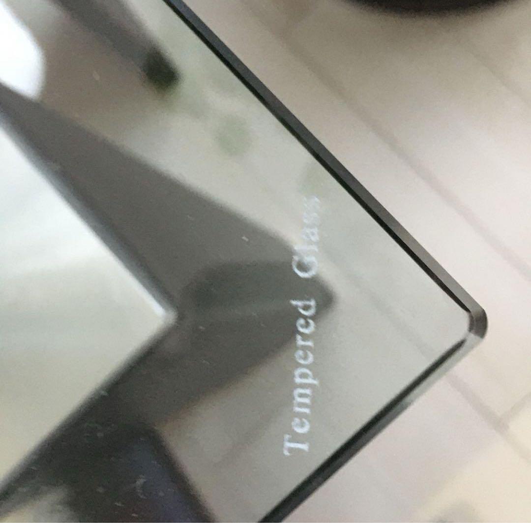 ガラス製ダイニングテーブル