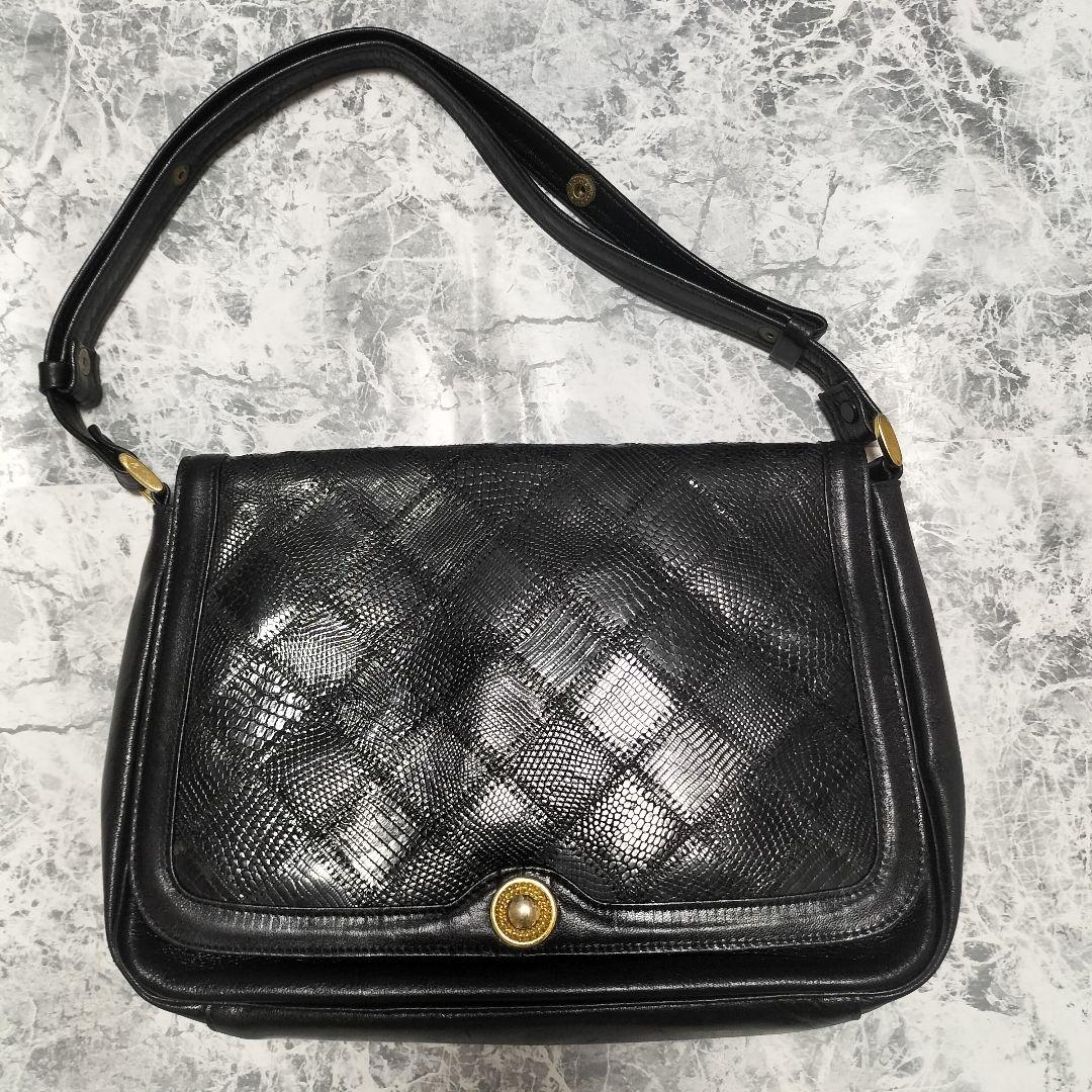 ブラック ショルダーバッグ