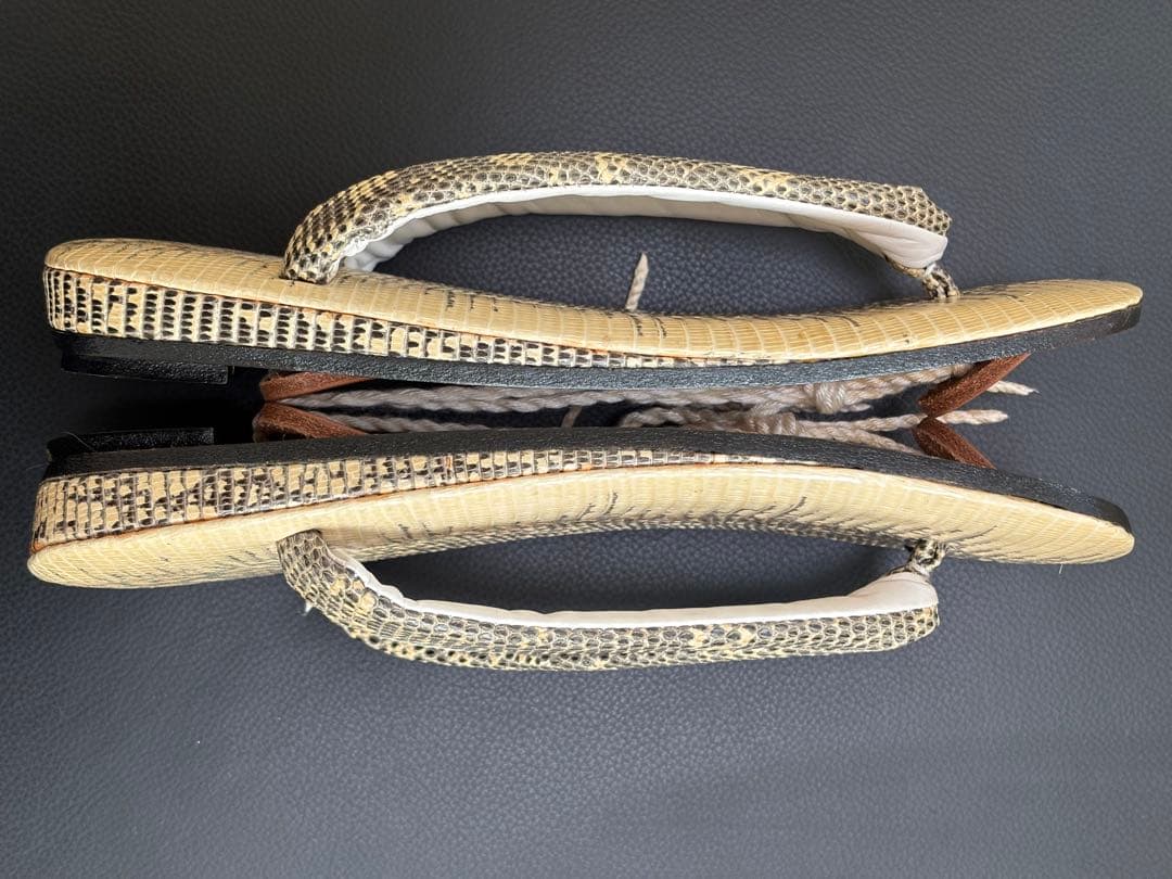 ヘビ柄 雪駄 ベージュと黒の模様 蛇柄 ヘビ柄 雪駄 ベージュと黒の模様 蛇柄