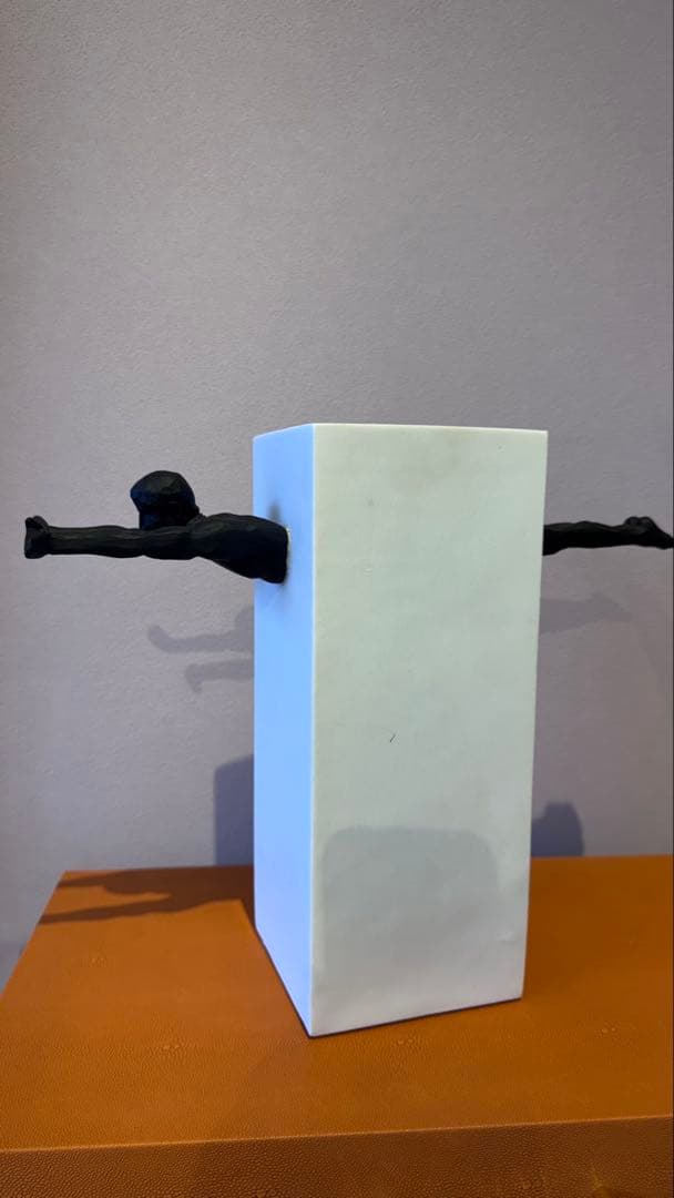 モダンな白い置物 黒い人型彫刻付き