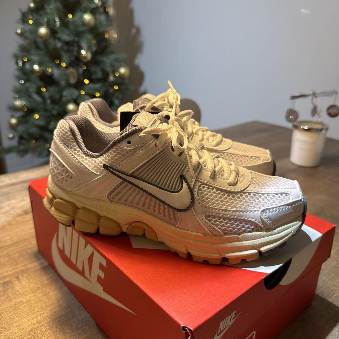 Nike スニーカー ZOOM VOMERO 5 FJ2028-101 ベージュ