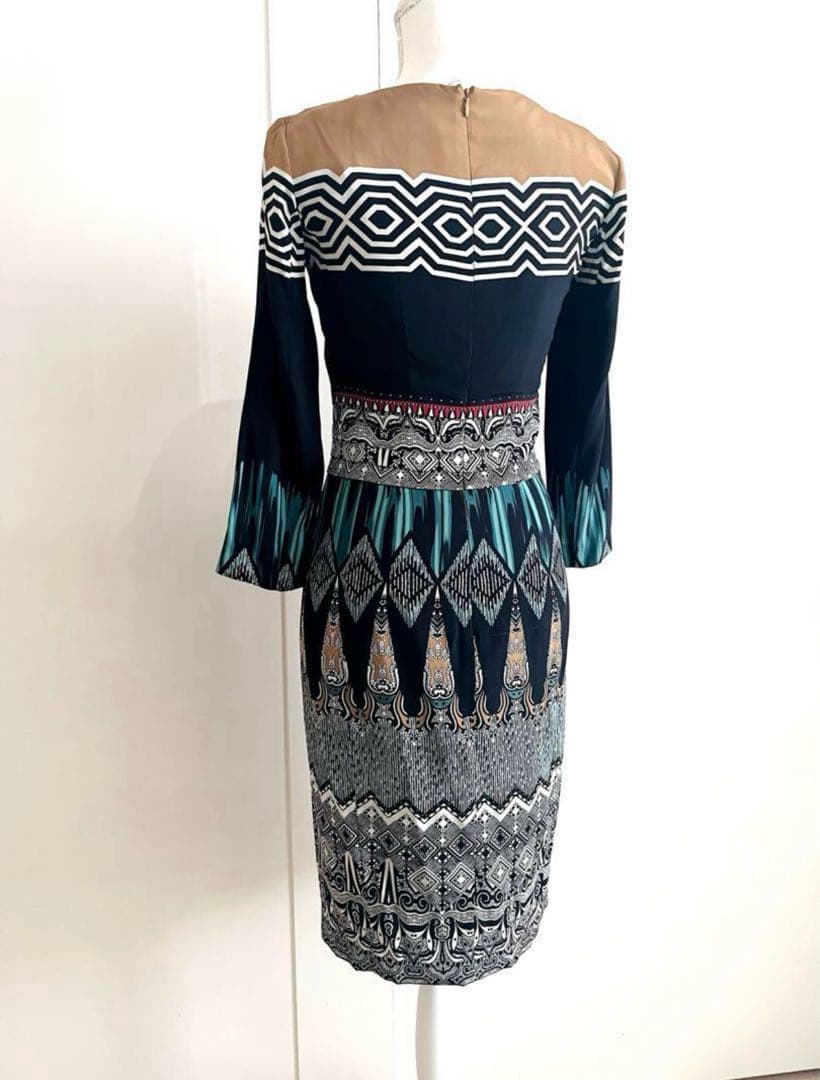 エトロのの黒、赤、緑、ベージュ、白のペイズリー柄ドレス