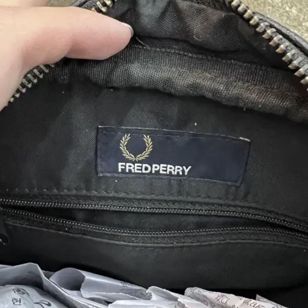 FRED PERRY(フレッドペリー) レザー クロスバッグ バッグ ブラック FRED PERRY(フレッドペリー) レザー クロスバッグ バッグ