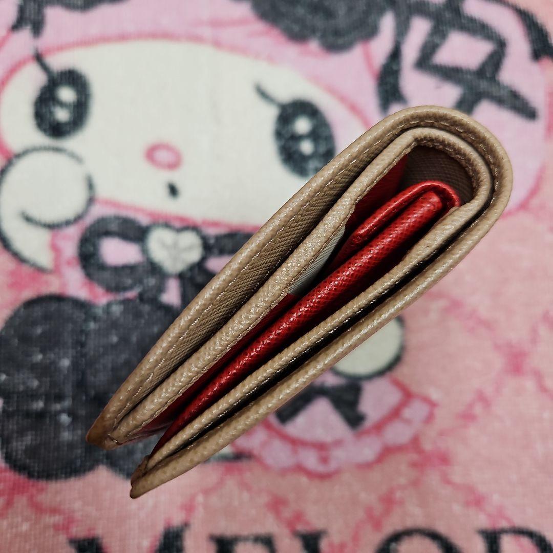 新品、PRADAのサフィアーノの二つ折り財布です。