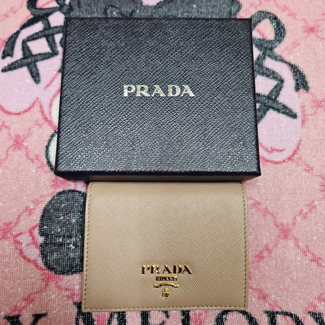 新品、PRADAのサフィアーノの二つ折り財布です。