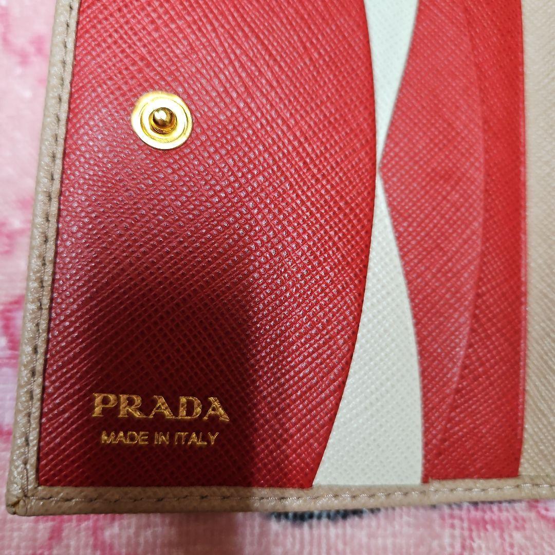 新品、PRADAのサフィアーノの二つ折り財布です。