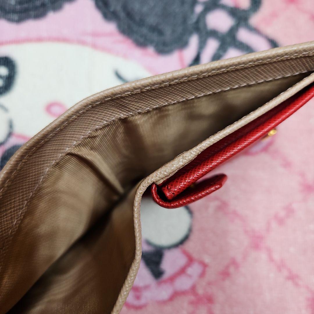 新品、PRADAのサフィアーノの二つ折り財布です。