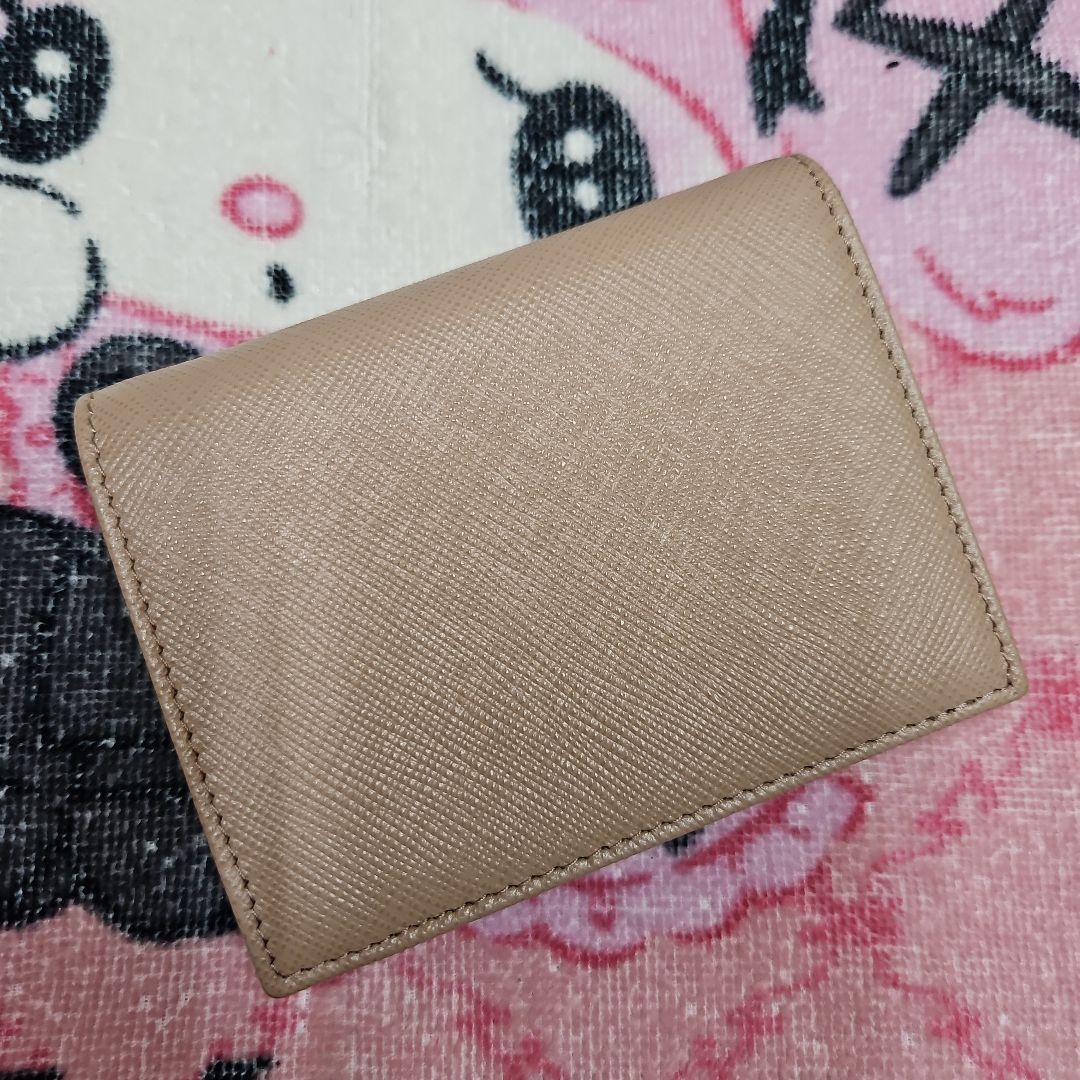 新品、PRADAのサフィアーノの二つ折り財布です。