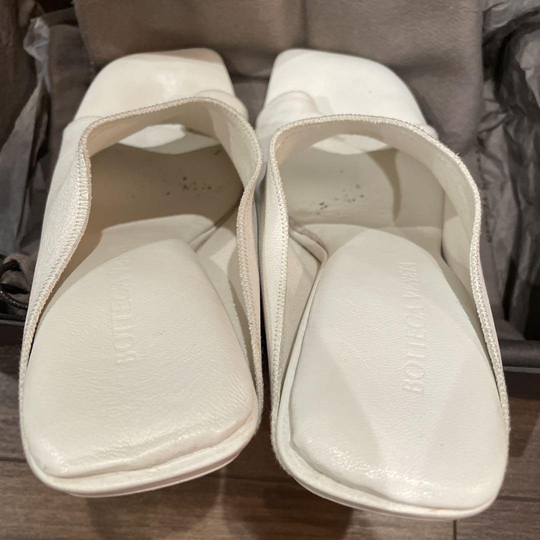 関税込【Bottega Veneta】オフホワイト Alfie サンダル BOTTEGA VENETA】アルフィーサンダル 靴・ブーツ・サンダル