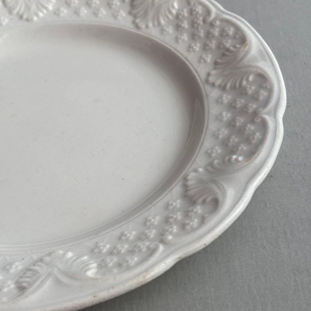 レア フランスアンティーク ショワジールロワ レリーフが素敵な白磁のプレートB レア フランスアンティーク ショワジールロワ レリーフが素敵な白磁のプレートB