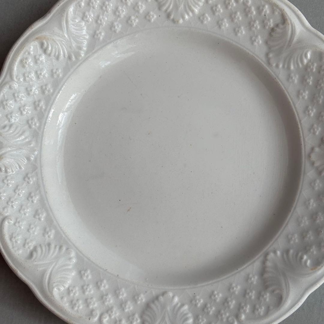 レア フランスアンティーク ショワジールロワ レリーフが素敵な白磁のプレートB レア フランスアンティーク ショワジールロワ レリーフが素敵な白磁のプレートB