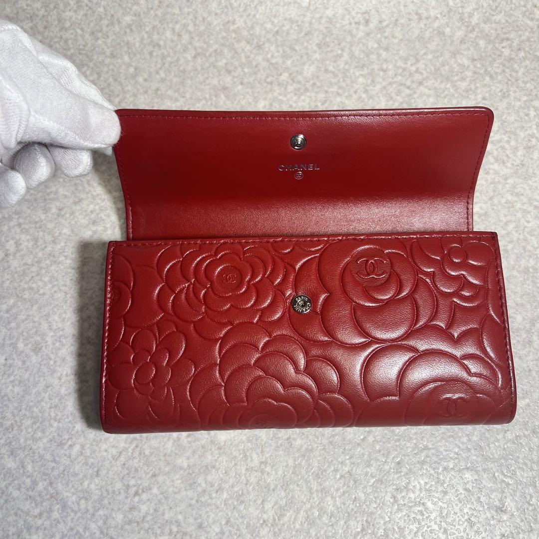 CHANEL 二つ折り財布 赤 レザー 花柄エンボス