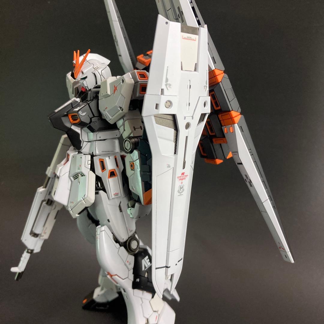 RG νガンダム（ダブルフィンファンネル装備型）　塗装済み完成品ガンプラ