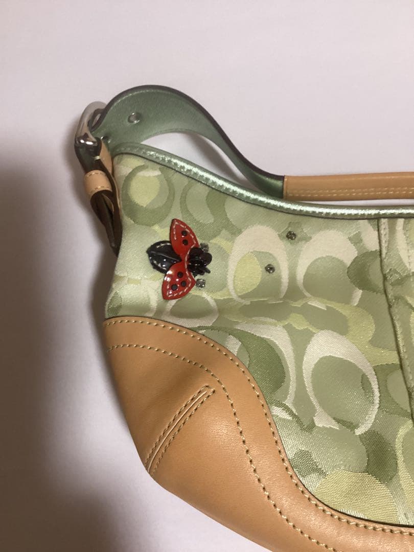 COACH テントウムシ装飾ポーチ