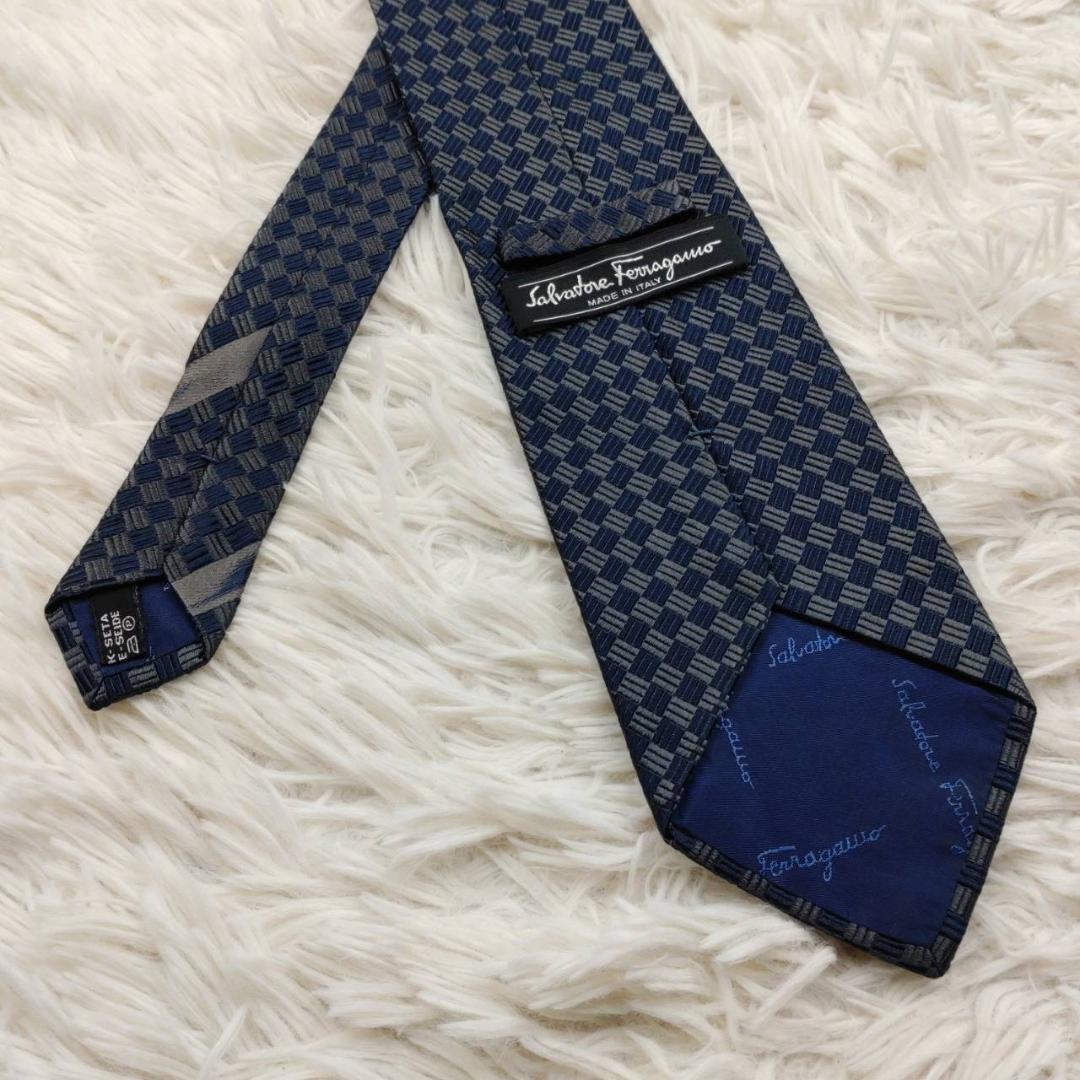 ★美品★ サルヴァトーレフェラガモ 高級シルクネクタイ 総柄 ダークネイビー
