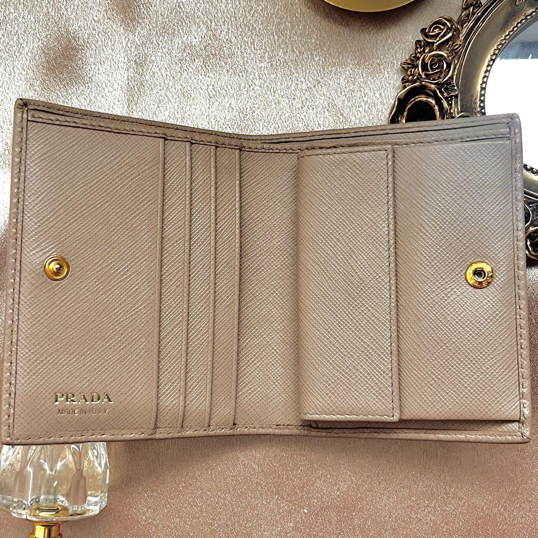 PRADAくすみベージュ 二つ折り財布 サフィアーノレザー 上品カラー
